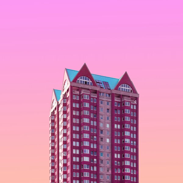 Wolkenkratzer vor pinkem Himmel